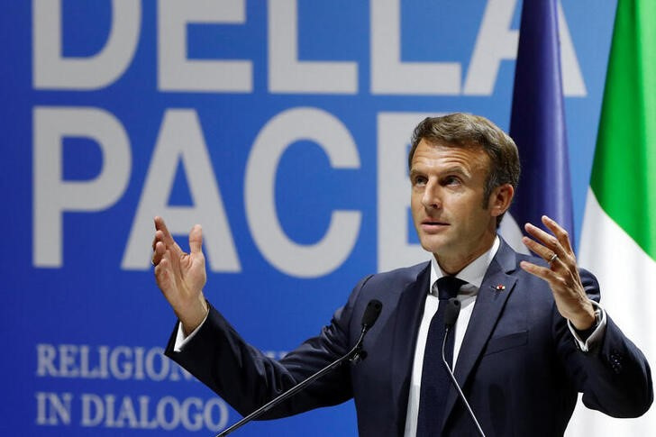 &copy; Reuters. El presidente francés, Emmanuel Macron, habla durante la apertura del encuentro interreligioso "El grito de la paz" en Roma, Italia. 23 octubre 2022. REUTERS/Remo Casilli
