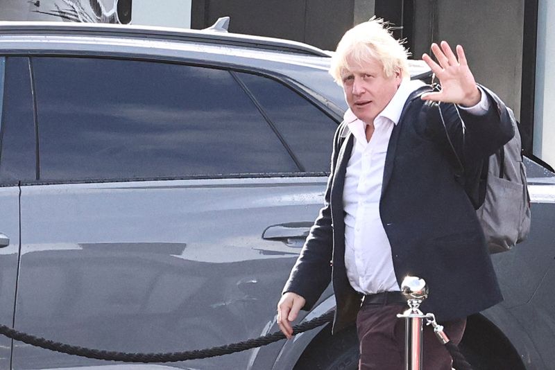 © Reuters. FILE PHOTO: Former British Prime Minister Boris Johnson walks, at Gatwick Airport, near London, Britain October 22, 2022. REUTERS/Henry Nicholls