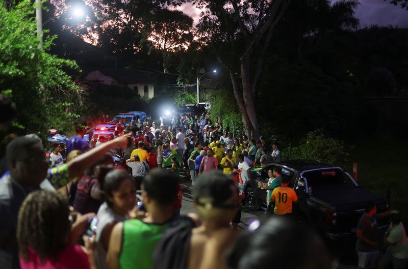 © Reuters. Supporters of Brazilian politician Roberto Jefferson, who fired at police while resisting arrest ordered by the country's Supreme Court, demonstrate close to his house in Comendador Levy Gasparian, Rio de Janeiro state, Brazil, October 23, 2022. REUTERS/Ricardo Moraes