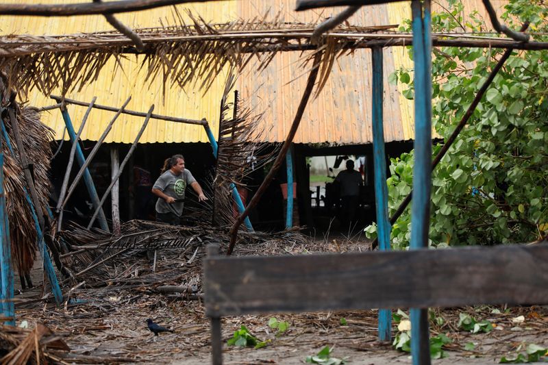 © Reuters. A man cleans debris following the passing of Hurricane Roslyn that hit Mexico's Pacific coast with heavy winds and rain in San Blas in Nayarit state, Mexico, October 23, 2022. REUTERS/Hugo Cervantes 