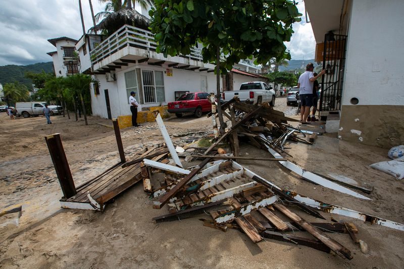 © Reuters. أثار الدمار في أحد الشوارع بعدما ضرب الإعصار روزلين بويرتو فالارتا بولاية خاليسكو يوم الأحد. تصوير: ألفونسو ليبي - رويترز (يحظر إعادة بيع الصورة أو الاحتفاظ بها في الأرشيف.)