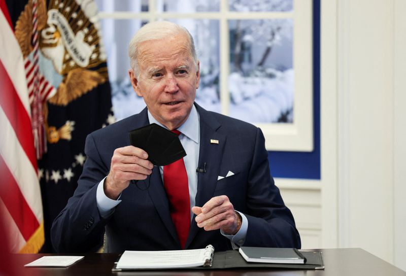 &copy; Reuters. FILE PHOTO: U.S. President Joe Biden holds a face mask during a meeting with members of the White House COVID-19 Response Team on the latest developments related to the Omicron variant of the coronavirus in the South Court Auditorium at the White House co