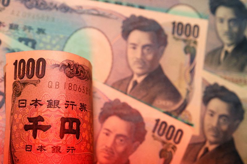 © Reuters. FILE PHOTO: Banknotes of Japanese yen are seen in this illustration picture taken September 22, 2022. REUTERS/Florence Lo/Illustration/File Photo