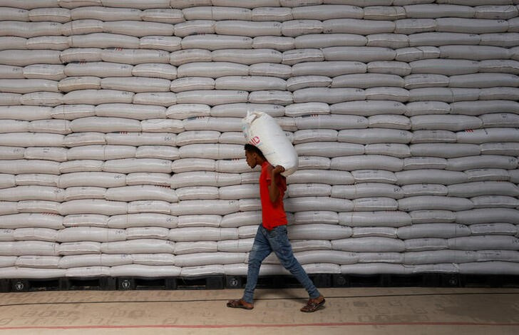 &copy; Reuters. Imagen de archivo de un trabajador descargando sacos de granos enviados por Ucrania en un almacén del Programa Mundial de Alimentos en Adama, Etiopía. 8 septiembre 2022. REUTERS/Tiksa Negeri