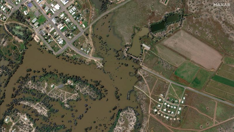 © Reuters. FILE PHOTO: A satellite image shows a flooded road in Brewarrina, Australia, October 15, 2022. Maxar Technologies/Handout via REUTERS