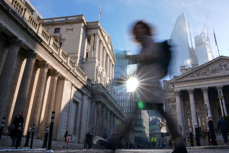 &copy; Reuters. 　イングランド銀行（ＢＯＥ、英中央銀行）が２００９年からの量的緩和で市中銀行から大量に購入した英国債などの保有分に初めて損失が生じ、純損失額が９月時点で１億５６００万ポン