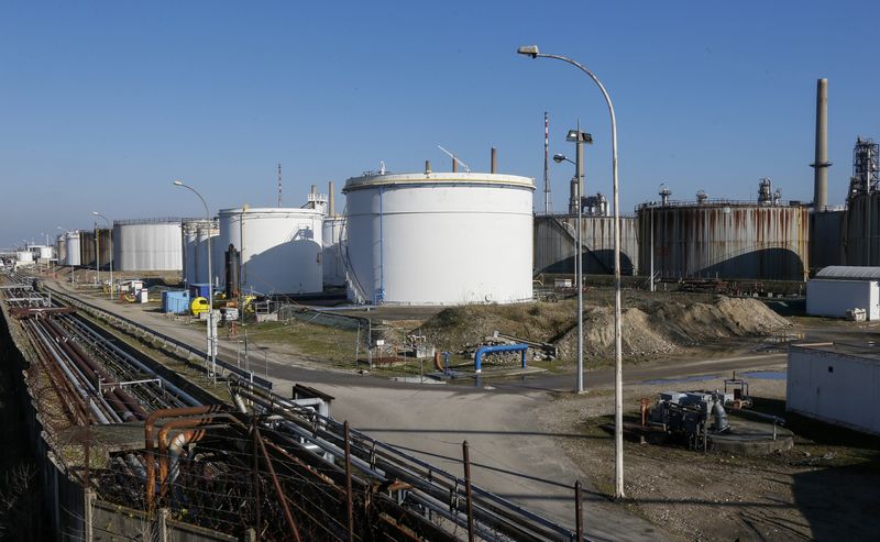 &copy; Reuters. Complexe pétrochimique du géant pétrolier français TotalEnergies (ex-Total) à Feyzin, près de Lyon, France. /Photo prise le 25 janvier 2016/REUTERS/Robert Pratta