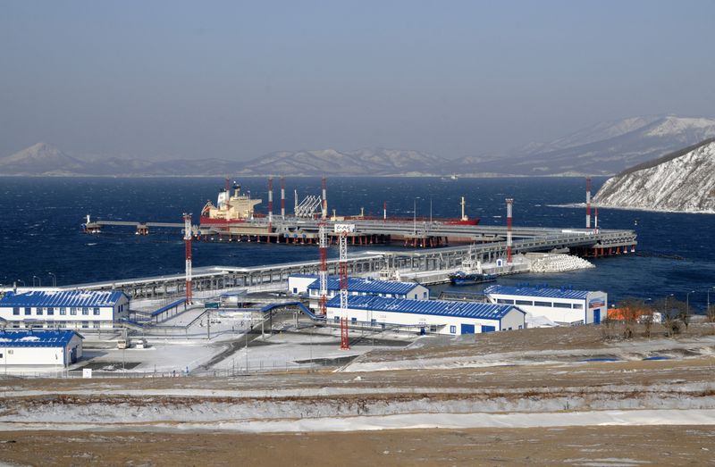 &copy; Reuters. FOTO DE ARCHIVO: El puerto de carga de petróleo de Kozmino en la bahía de Kozmino, a unos 100 km (62 millas) al este de la ciudad rusa de Vladivostok, 28 de diciembre de 2009. REUTERS/Yuri Maltsev 