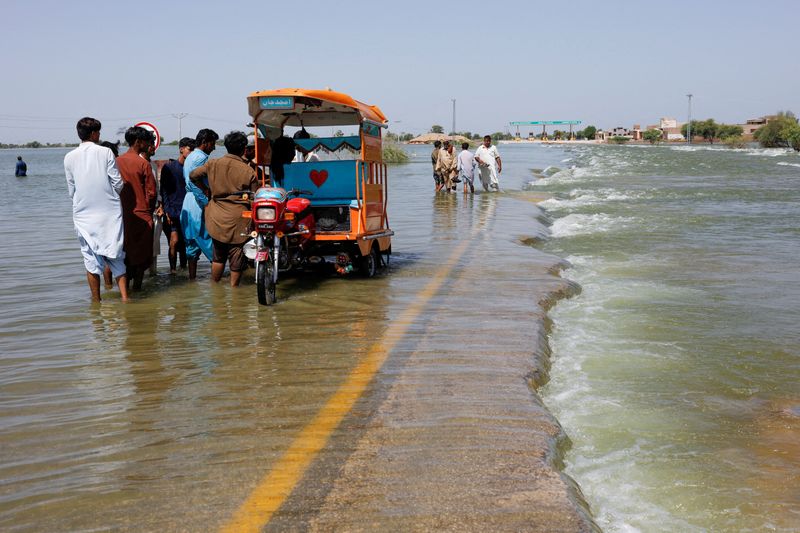 &copy; Reuters. Photo d'archives de personnes déplacées sur une autoroute inondée à Sehwan, au Pakistan. /Photo prise le 16 septembre 2022/REUTERS/Akhtar Soomro