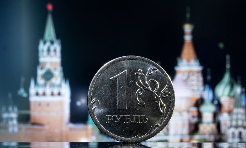 &copy; Reuters. FILE PHOTO: A Russian one rouble coin is pictured in front of a monitor showing St. Basil's Cathedral and a tower of Moscow's Kremlin in this illustration taken June 24, 2022. REUTERS/Maxim Shemetov/Illustration