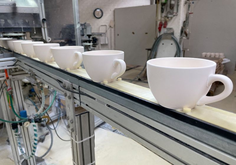 &copy; Reuters. Photo d'archives de tasses à la chaîne de production du fabricant allemand de porceleine Kahla. /Photo prise le 29 juin 2022. REUTERS/Frank Simon