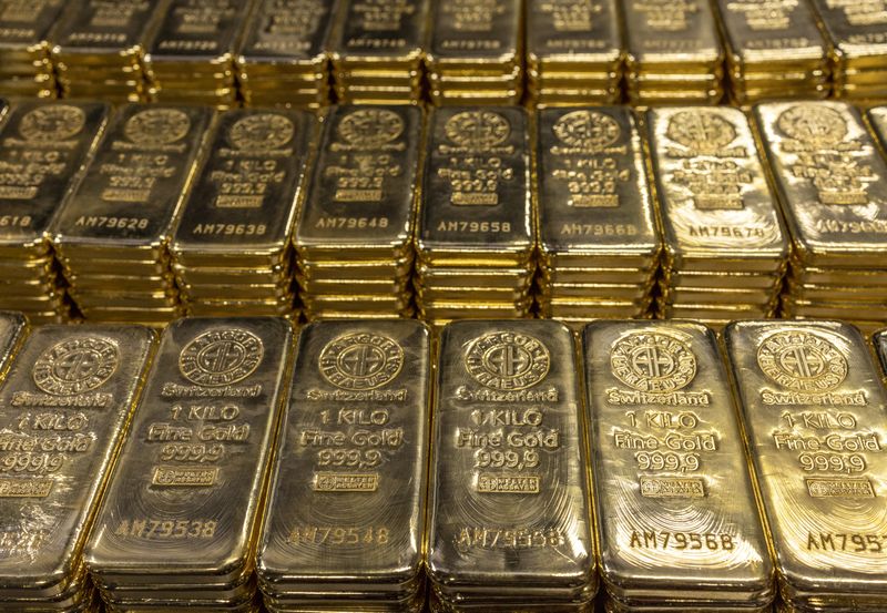 &copy; Reuters. سبائك ذهبية زنة كيلوجرام في مصنع لسبائك الذهب والفضة في ميندريسيو بسويسرا يوم 13 يوليو تموز 2022. تصوير: دنيس باليبوس - رويترز. 
