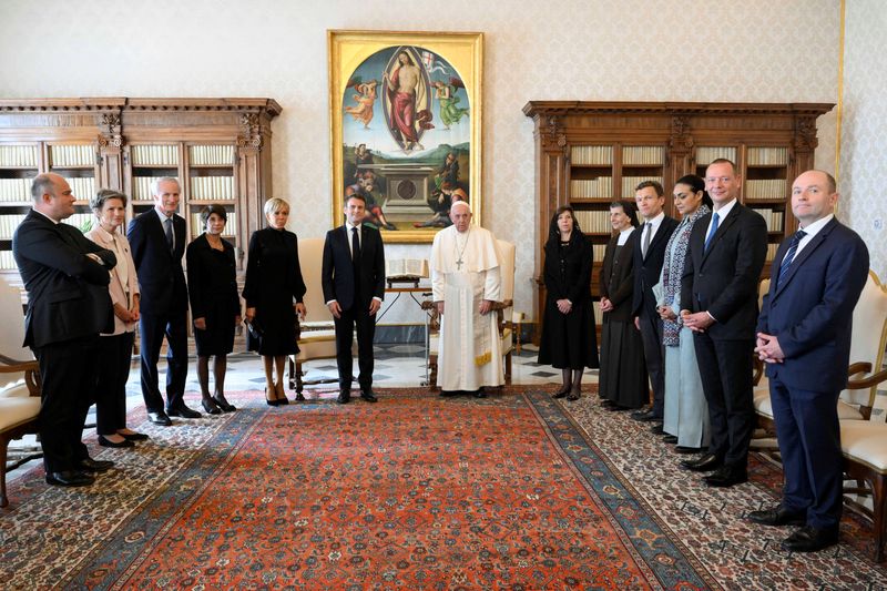 &copy; Reuters. Pope Francis meets French President Emmanuel Macron and his wife Brigitte Macron following a private audience at the Vatican October 24, 2022. Vatican Media/Handout via REUTERS
