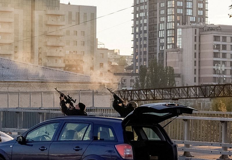 &copy; Reuters. Policiais atiram em drone em Kiev
 17/10/2022   REUTERS/Vadim Sarakhan