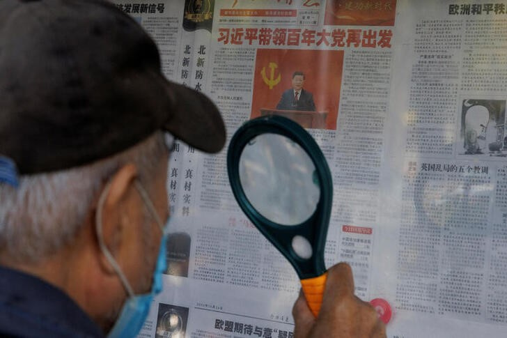 &copy; Reuters. Un hombre lee un periódico con la cobertura del 20 Congreso Nacional del Partido Comunista chino en un expositor público en Pekín, China. 24 octubre 2022. REUTERS/Thomas Peter