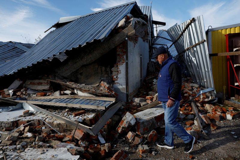 &copy; Reuters. Garagem destruída por ataque russo em Balakliia
 22/10/2022   REUTERS/Clodagh Kilcoyne