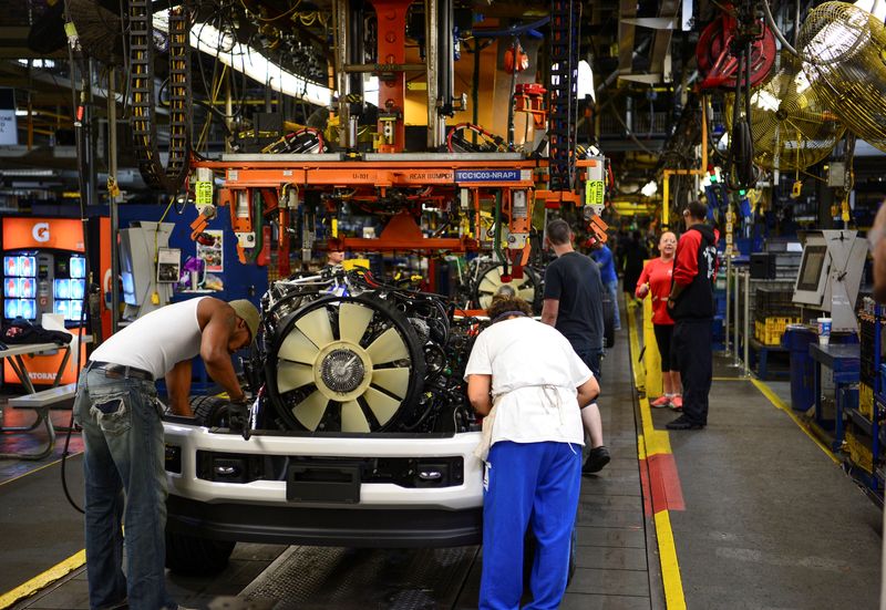 &copy; Reuters. FILE PHOTO: Workers assemble a Ford truck at the new Louisville Ford truck plant in Louisville, Kentucky, U.S. September 30, 2016.  REUTERS/Bryan Woolston