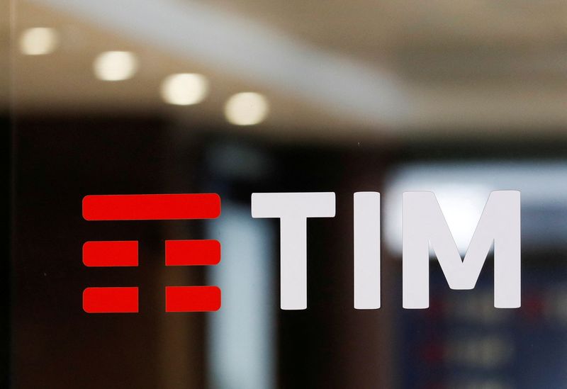 &copy; Reuters. Le logo du Tim est visible au siège de l'entreprise à Rome, en Italie. /Photo d'archives du 22 novembre 2022/REUTERS/Yara Nardi