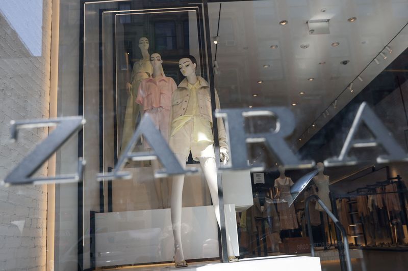 &copy; Reuters. نافذة أمامية لمتجر لشركة زارا في حي مانهاتن بمدينة نيويورك. صورة من أرشيف رويترز.