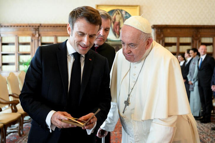 &copy; Reuters. イタリアを訪問中のフランスのマクロン大統領は２４日、バチカンでローマ教皇フランシスコと会談した。（２０２２年　ロイター/Vatican Media/Handout via REUTERS）