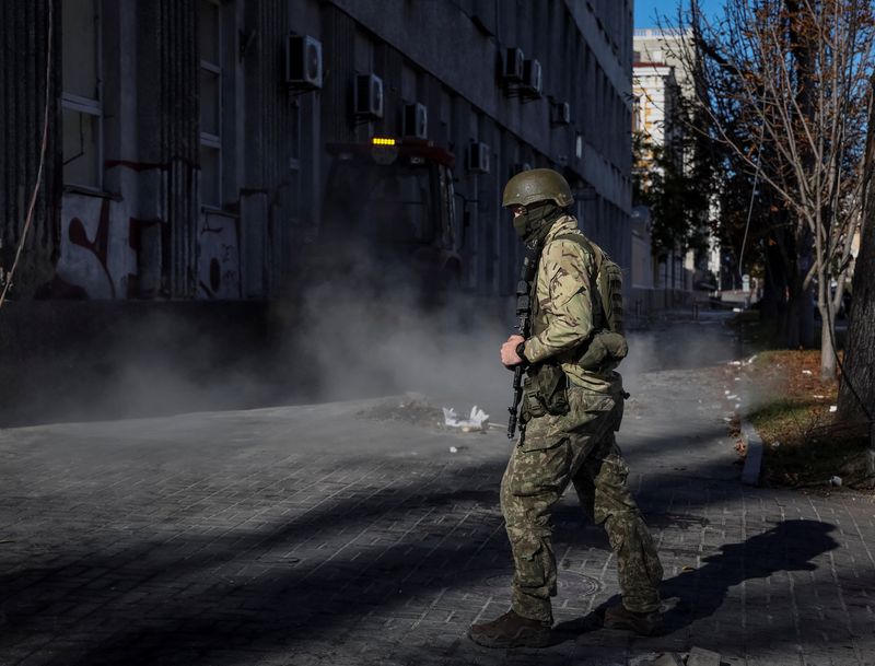 &copy; Reuters. Un militar ucraniano patrulla el lugar del ataque militar ruso, mientras continúa la invasión rusa de Ucrania, en el centro de Kiev, Ucrania, el 10 de octubre de 2022. REUTERS/Gleb Garanich