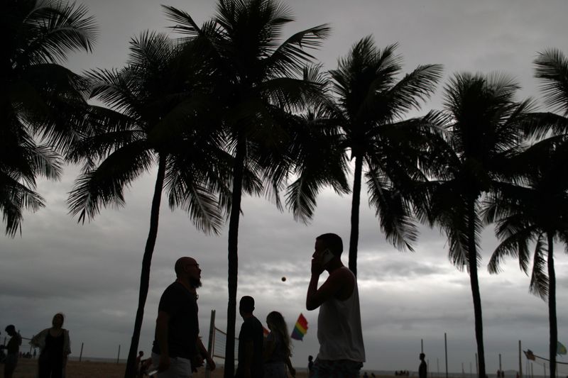 &copy; Reuters. Tempo nublado em Copacabana, no Rio de Janeiro. REUTERS/Pilar Olivares