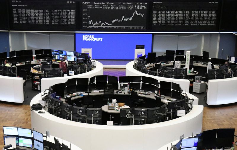 &copy; Reuters. Le graphique de l'indice des prix des actions allemandes DAX est photographié à la bourse de Francfort. /Photo prise le 20 octobre 2022/    REUTERS/Staff