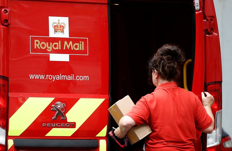&copy; Reuters. FILE PHOTO: A postal worker makes a delivery in London, Britain, July 21, 2022.  REUTERS/Peter Nicholls