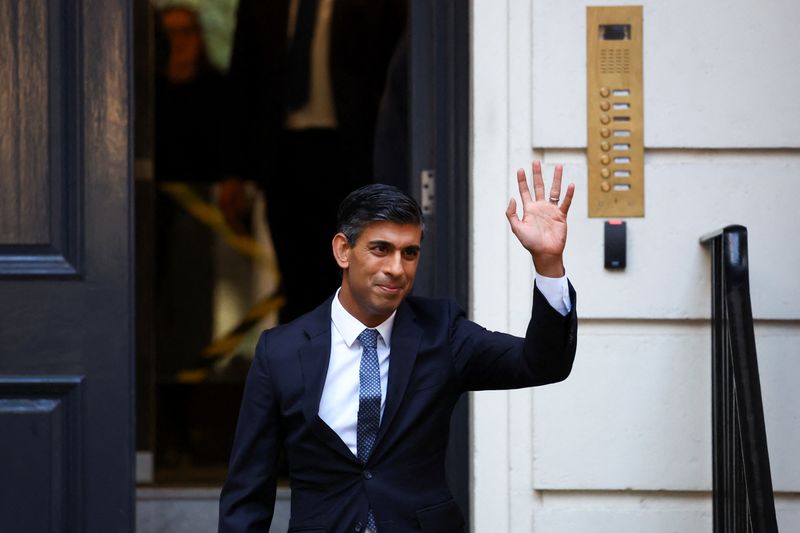 © Reuters. Foto del lunes del nuevo líder del Partido Conservador británico, Rishi Sunak, camina frente a la sede de la campaña conservadora, en Londres
Oct 24, 2022. REUTERS/Hannah McKay