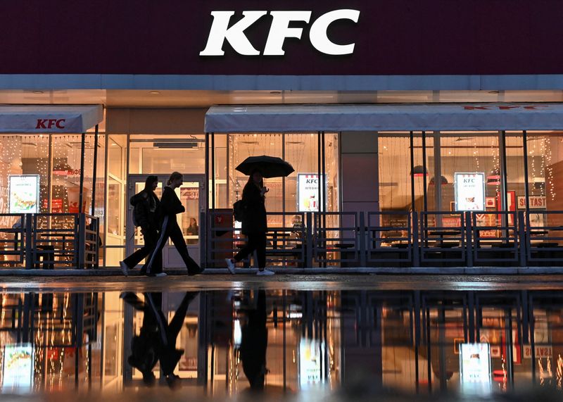 &copy; Reuters. People walk past a KFC restaurant in Omsk, Russia July 5, 2022.  REUTERS/Alexey Malgavko