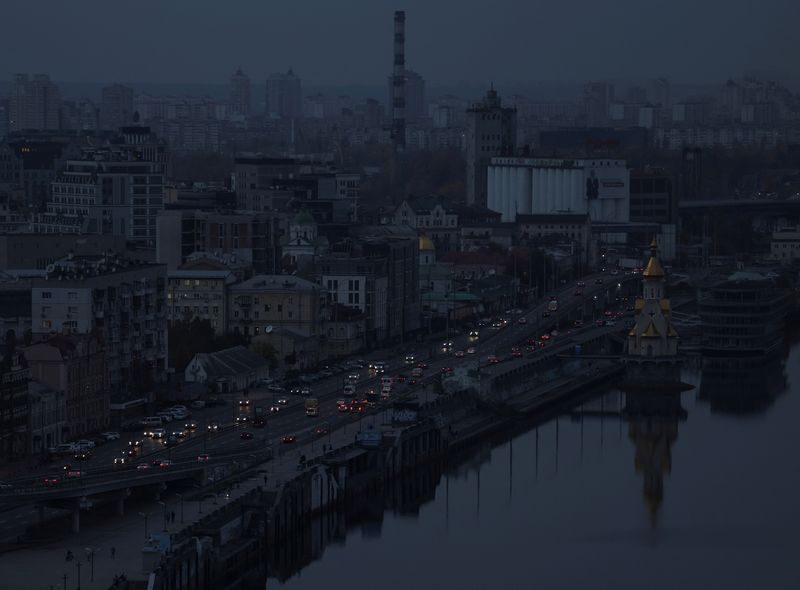 &copy; Reuters. Vista da cidade de Kiev sem energia elétrica após ataque de míssil da Rússia contra a Ucrânia. REUTERS/Gleb Garanich