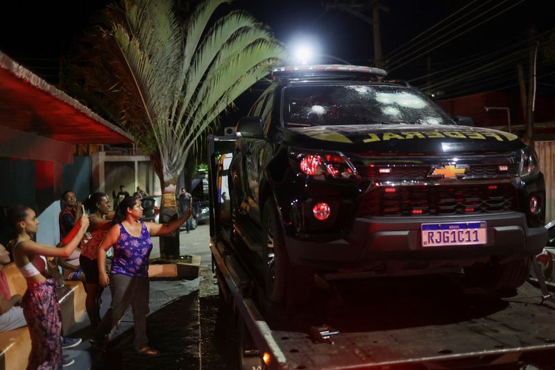 &copy; Reuters. Pessoas tiram fotos de carro da PF danificado por tiros disparados pelo ex-deputado Roberto Jefferson em Levy Gasparian (RJ)
23/10/2022
REUTERS/Ricardo Moraes