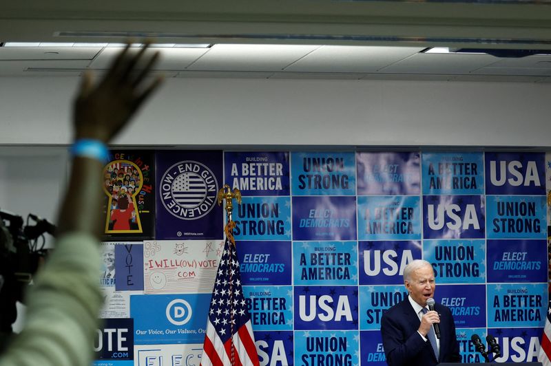 &copy; Reuters. １１月８日の米中間選挙を控え、連邦政府は週内に米選挙運営に対する脅威に関する警告を発する見通しと、政治専門サイトのポリティコが２４日、関係筋の情報として報じた。写真は民主