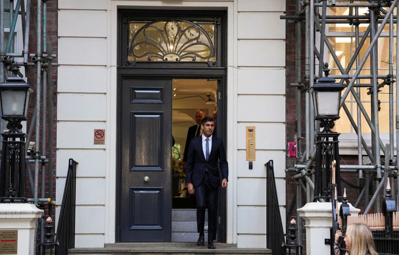 © Reuters. New leader of the Britain's Conservative Party Rishi Sunak walks outside the Conservative Campaign Headquarters, in London, Britain October 24, 2022. REUTERS/Maja Smiejkowska