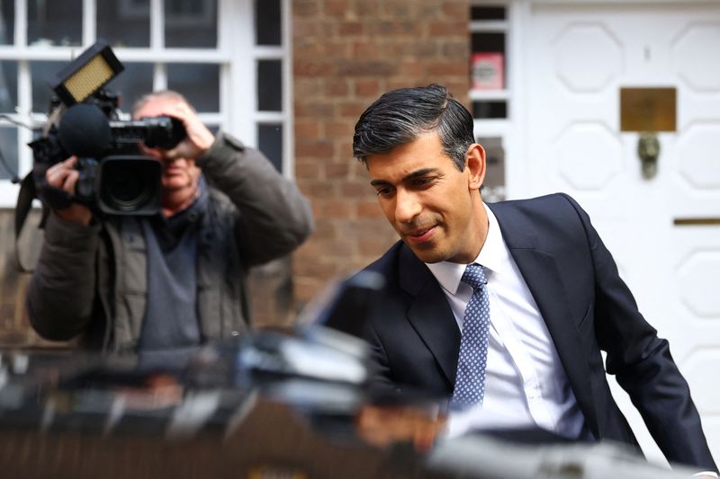 © Reuters. Britain's Conservative MP Rishi Sunak walks next to his campaign headquarters in London, Britain, October 24, 2022. REUTERS/Hannah McKay