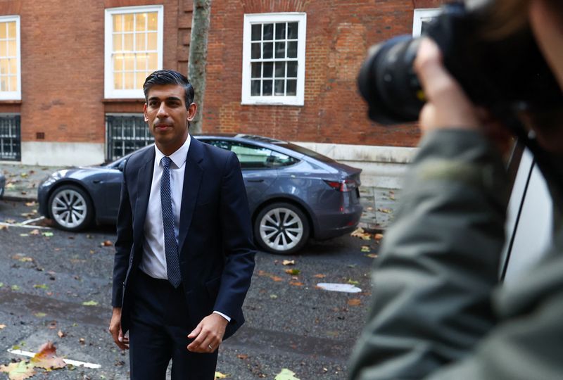 © Reuters. Britain's Conservative MP Rishi Sunak walks next to his campaign headquarters in London, Britain, October 24, 2022. REUTERS/Hannah McKay