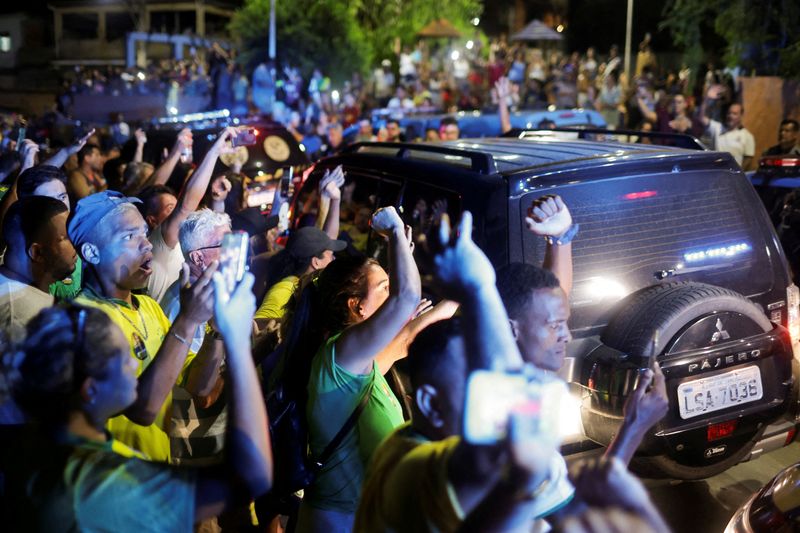 &copy; Reuters. FILE PHOTO: Supporters of Brazilian politician Roberto Jefferson, who fired at police while resisting arrest ordered by the country's Supreme Court, demonstrate close to his house as he is transported on a vehicle, in Comendador Levy Gasparian, Rio de Jan