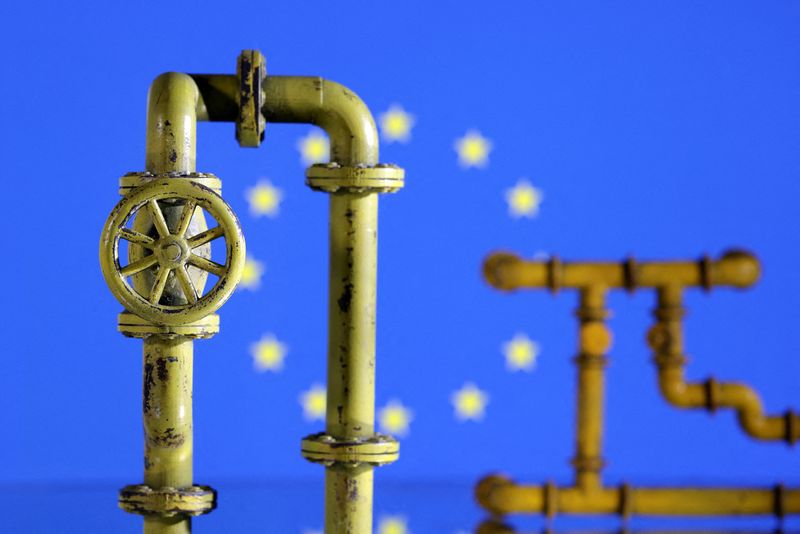 &copy; Reuters. FILE PHOTO: Model of natural gas pipeline and EU flag, July 18, 2022. REUTERS/Dado Ruvic/Illustration/File Photo