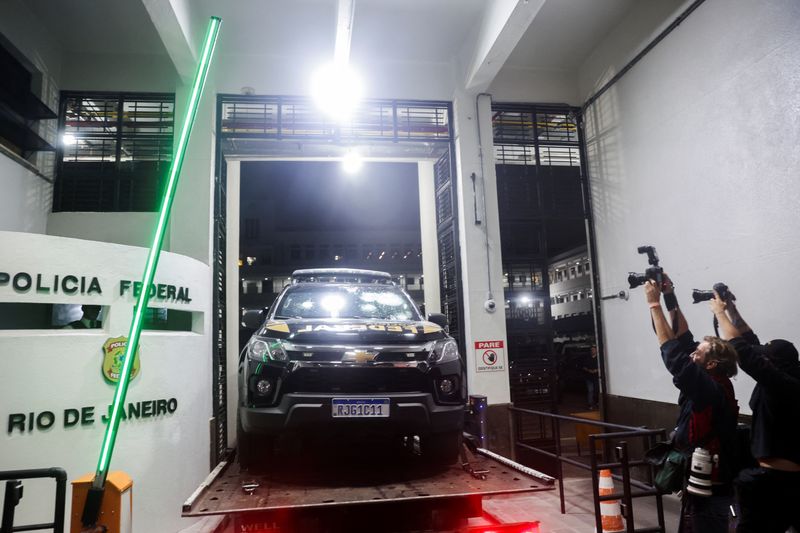 &copy; Reuters. Carro da PF danificado por disparos de Roberto Jefferson é rebocado para Superintendência da PF no Rio de Janeiro
23/10/2022
REUTERS/Pilar Olivares