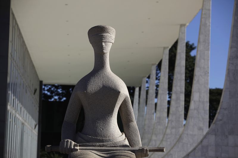 &copy; Reuters. Estátua da Justiça em frente ao prédio do Supremo Tribunal Federal em Brasília
21/04/2010 REUTERS/Ricardo Moraes