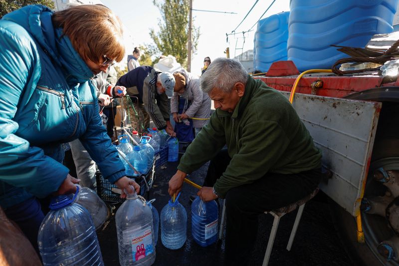 &copy; Reuters. 　１０月２２日、    ウクライナが南部で確保し続けている主要都市ミコライウは造船産業の拠点で人口は５０万人に上るが、半年前から新鮮な水道水を市民に供給できなくなった。写真は
