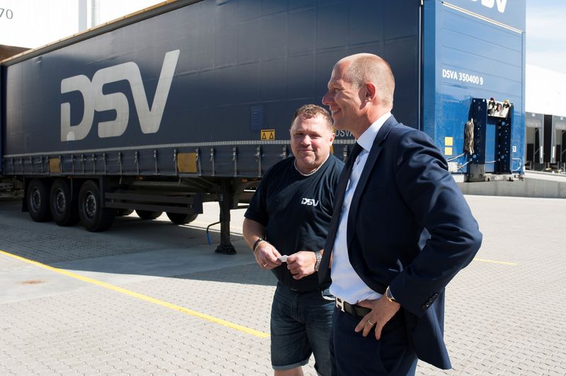 &copy; Reuters. FILE PHOTO: Denmark’s DSV CEO Jens Bjorn Andersen (R) talks to a truck driver at the company’s headquarter outside Copenhagen, Denmark, October 3, 2016. REUTERS/Jacob Gronholt-Pedersen