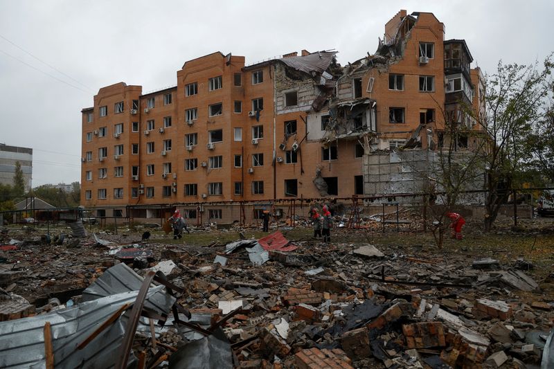 &copy; Reuters. FOTO DE ARCHIVO. Un edificio residencial fuertemente dañado por un ataque de misiles rusos en Mikoláiv, Ucrania. 23 de octubre de 2022. REUTERS/Valentyn Ogirenko