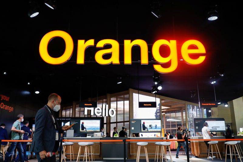 &copy; Reuters. FOTO DE ARCHIVO: Un hombre pasa frente al puesto de Orange en el Mobile World Congress de Barcelona, España, el 29 de junio de 2021. REUTERS/Albert Gea