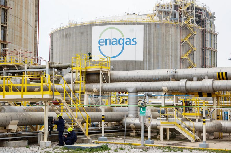 &copy; Reuters. FOTO DE ARCHIVO. Personas trabajan en la terminal de gas natural licuado (GNL) de Enagás en la Zona Franca de Barcelona, Cataluña, España. 29 de marzo de 2022. REUTERS/Albert Gea