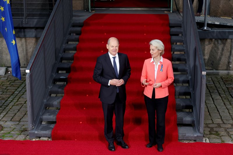 © Reuters. German Chancellor Olaf Scholz and EU Commission President Ursula von der Leyen stand ahead of a conference on post-war reconstruction of Ukraine in Berlin, Germany, October 25, 2022. REUTERS/Michele Tantussi