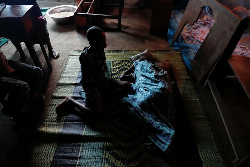 © Reuters. Flood victims rest on a mat at a school converted to relief camp in Ogbogu, following a massive flood in Rivers state, Nigeria October 21, 2022. REUTERS/Temilade Adelaja