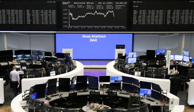 &copy; Reuters. Photo d'archives de la salle de trading de la Bourse de Francfort. /Photo prise le 4 novembre 2021 à Francfort, Allemagne/REUTERS/Staff