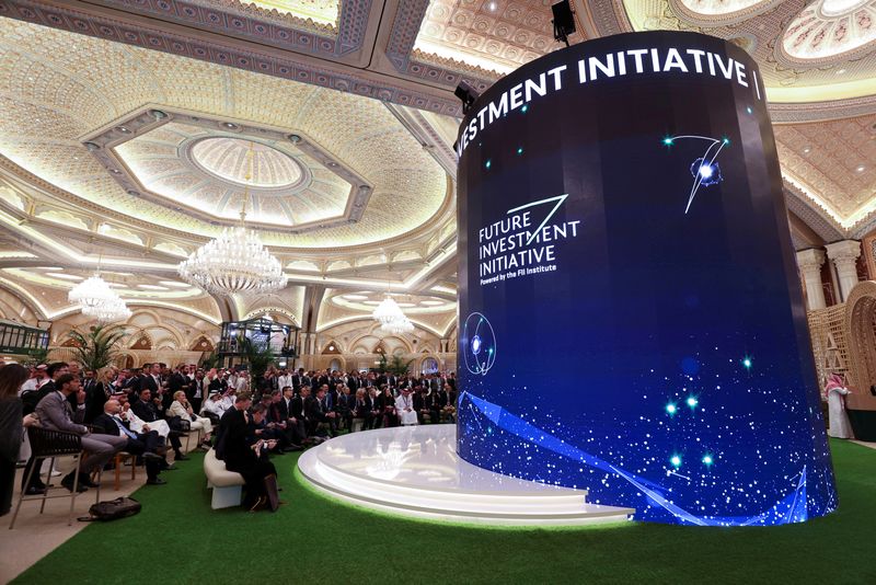 © Reuters. Participants watch the opening ceremony of the Future Investment Initiative (FII) conference on a digital screen in the lobby of the Exhibition and Conference Center at the Ritz Carlton Hotel, in Riyadh, Saudi Arabia, October 25, 2022. REUTERS/Ahmed Yosri