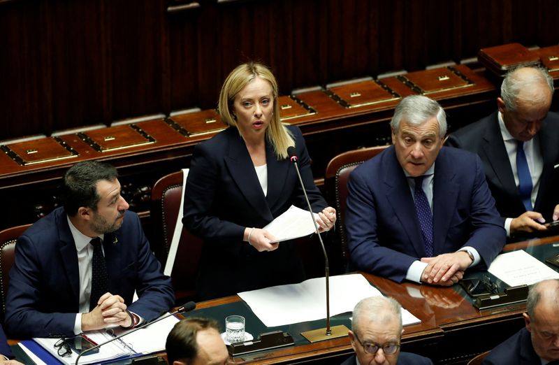 &copy; Reuters. La primera ministra de Italia, Giorgia Meloni, el viceprimer ministro y ministro de Infraestructuras, Matteo Salvini, y el ministro de Asuntos Exteriores, Antonio Tajani, asisten a la Cámara Baja del Parlamento antes de una votación de confianza para el